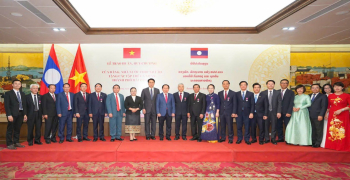 ທ່ານ ເຈົ້າແຂວງ ພ້ອມດ້ວຍຄະນະການນຳຂອງແຂວງ ເຂົ້າຮ່ວມພິທີປະດັບຫຼຽນ ທີ່ນະຄອນຫາຍຝ່ອງ ສສ ຫວຽດນາມ