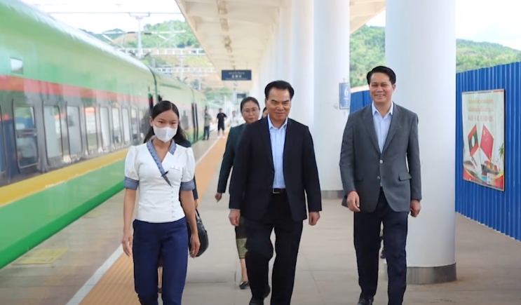 ຫົວໜ້າຫ້ອງວ່າການສູນກາງພັກ ເຄື່ອນໄຫວ ຊີ້ນຳວຽກງານຮອບດ້ານ ຢູ່ແຂວງອຸດົມໄຊ